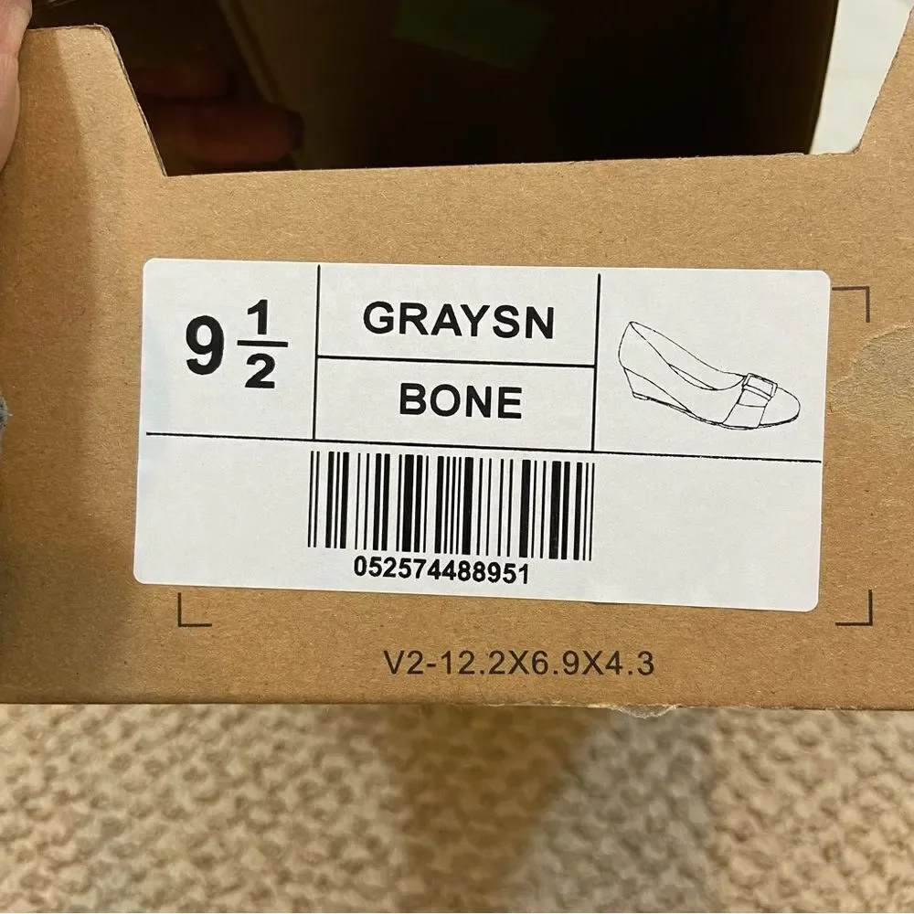 New in Box Journee Collection Graysn Wedge Heels with Buckle Bone Color Size 9.5